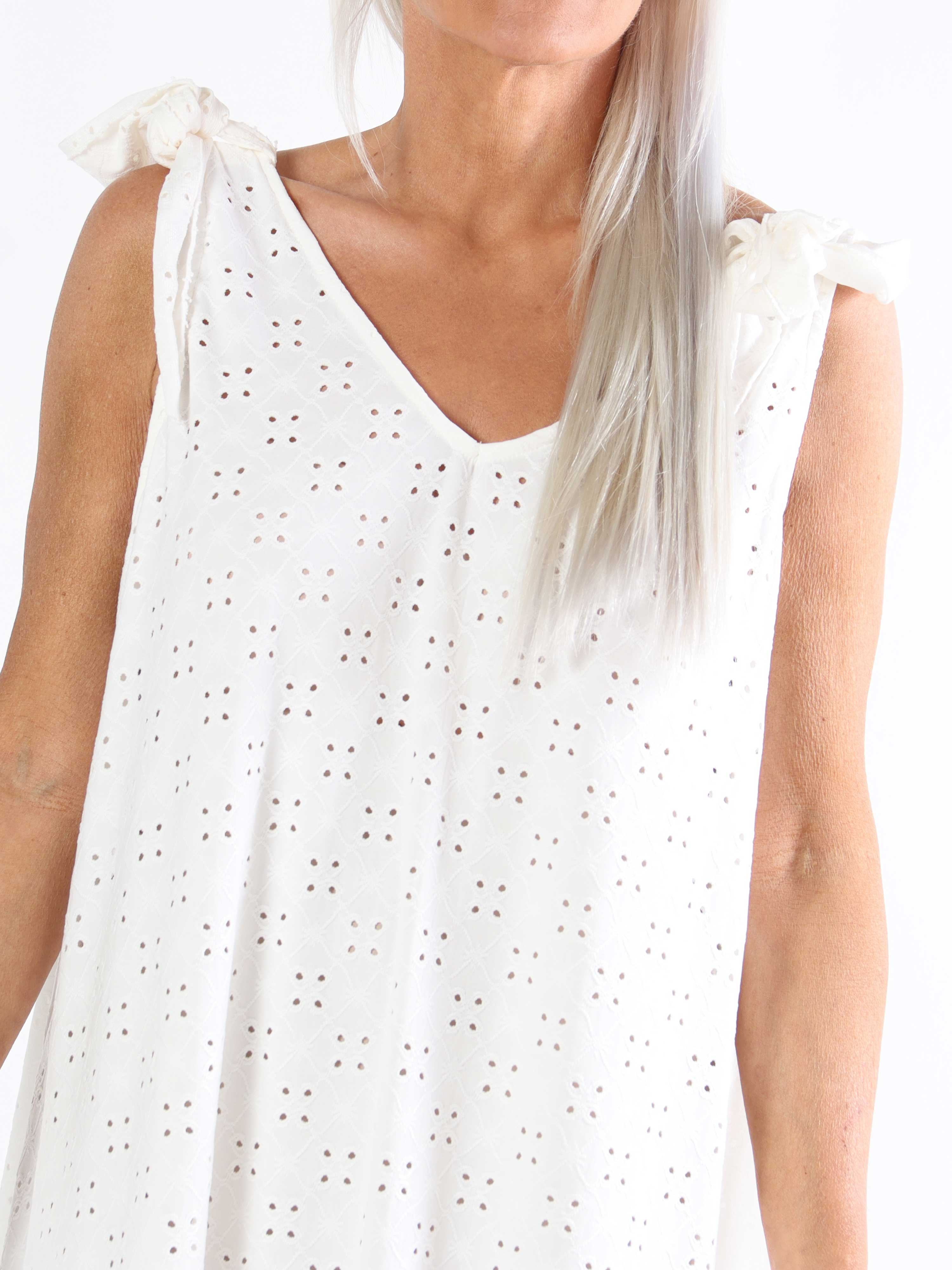 Likas - Blød og elastisk plus size kjole med broderie anglaise